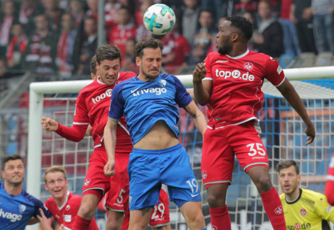  波鸿球迷横幅抗议俱乐部管理层  