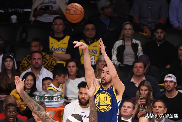  勇士库里三分雨浇灭湖人反扑势头稳居榜首