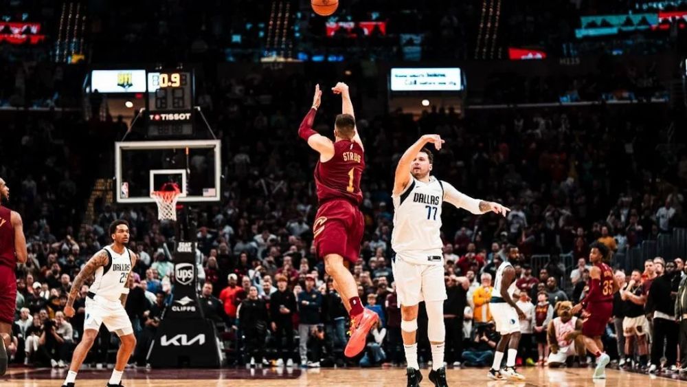  东契奇超远三分绝杀独行侠逆转森林狼取首胜  